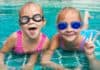 svømmebriller til børn - 2 børn iført svømmebriller