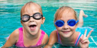 svømmebriller til børn - 2 børn iført svømmebriller