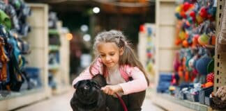 Pige med hund i dyrehandel